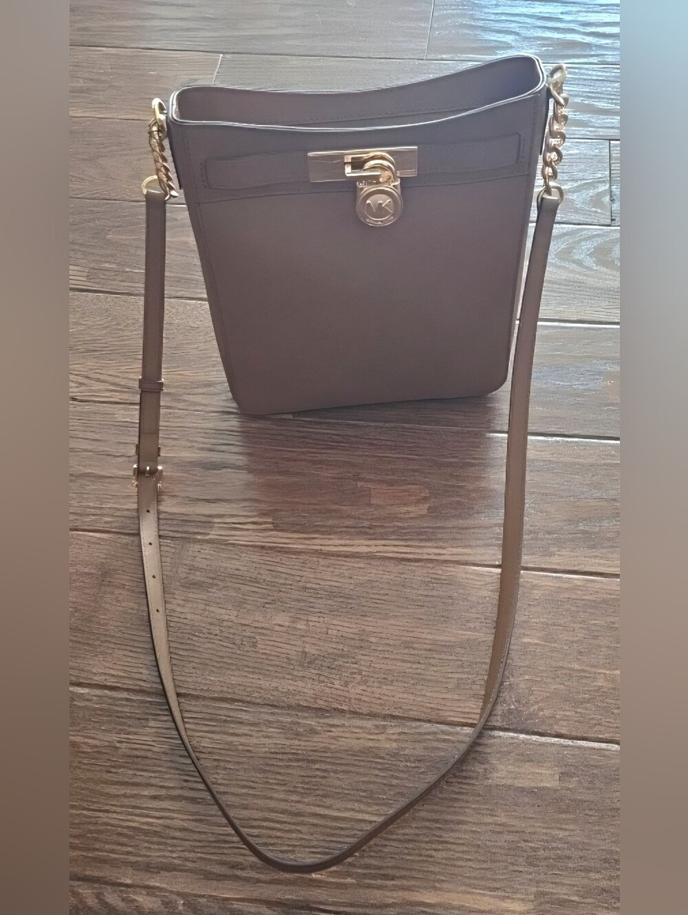 New Michael Kors Taupe Leather Crossbody Bucket Messenger Bag Gold Chain HW